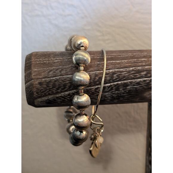 Lot of Two Gold Tone Bracelets Monet Textured Bead Stretch & 'M' Charm Bangle - Picture 1 of 5